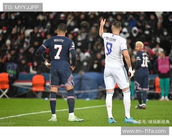 阿什拉夫积极恢复中观看皇马比赛与朋友聚会依靠助行器行走展现乐观态度